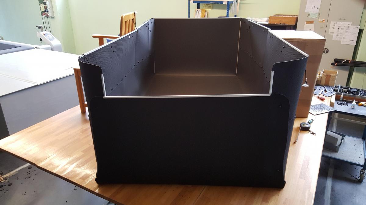 Gewerblicher und privater Einsatz von Ford Tourneo Custom wird durch diese Kofferraumwanne, den inhaenger, für alle Transportaufgaben möglich.